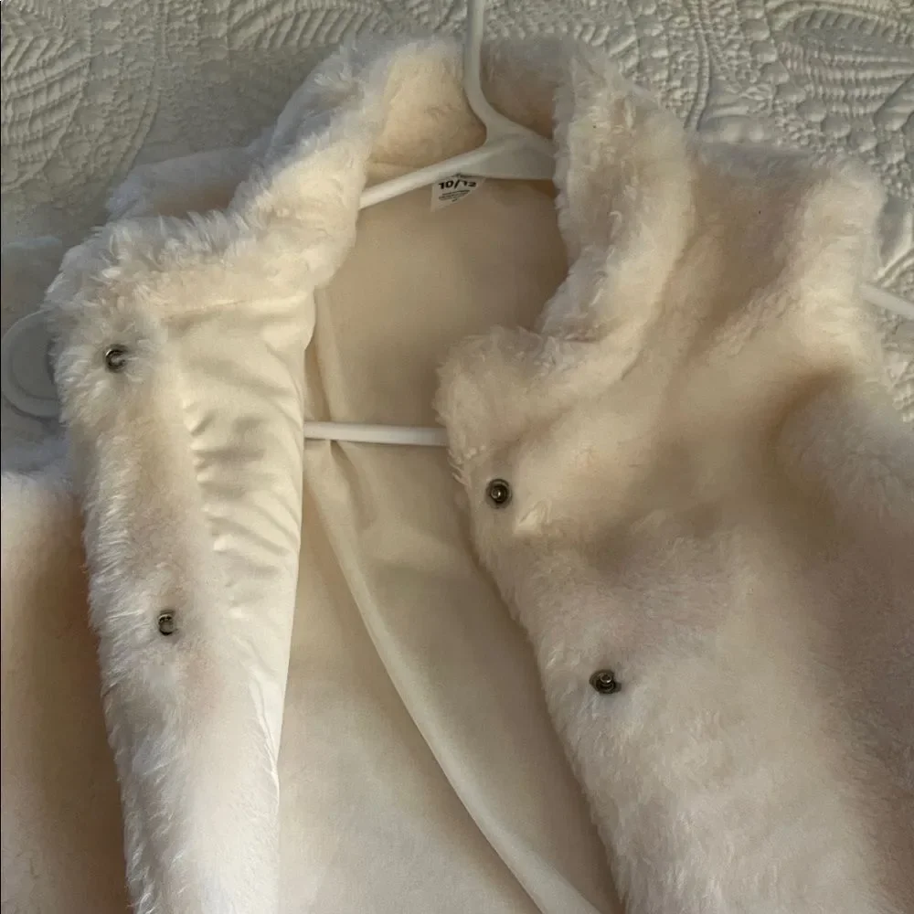 Carter’s Kids Faux Fur Sleeveless Vest in Cream Size 10/12 Gently used Cream